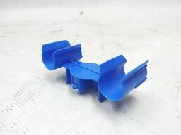 Крепление патрубков системы терморегулирования основной батареи Tesla model 1116398-00-D