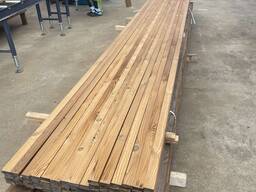 Maumedžio mediena, pjauta ir nekraštuota, strypai ir lentos.