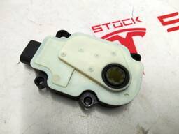 Модуль управления открытием вентиляционной решетки (центральный радиатор) Tesla model S, m