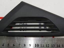 Накладка боковая панели крепления дефлекторов правая Tesla model X 1047162-00-B
