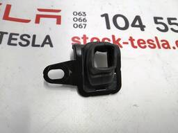 Пыльник тяги привода открытия передней левой двери Tesla model X 1053623-00-C