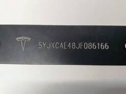 Табличка с VIN кодом под лобовым стеклом Tesla model X P 10D 1035217-S0-A