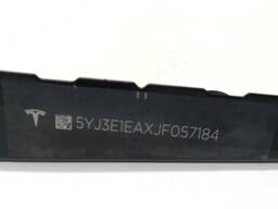 Табличка с VIN кодом под лобовым стеклом Tesla model 3 1006865-00-C