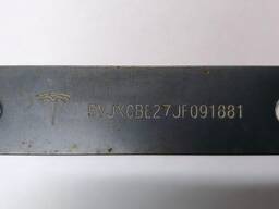 Табличка с VIN кодом под лобовым стеклом Tesla model X 7D 1035217-S0-A